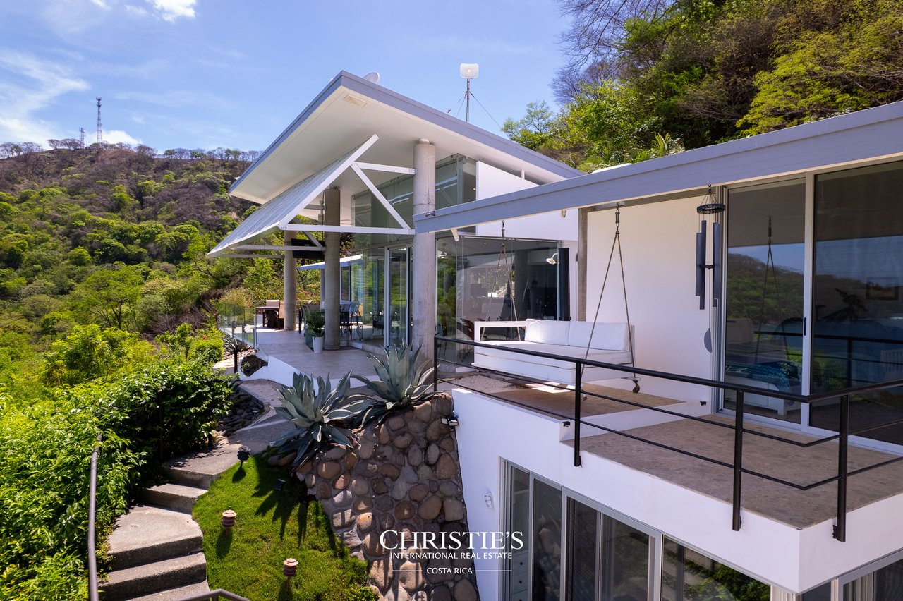 Casa Holmes: Award-Winning Glass House with Ocean Views