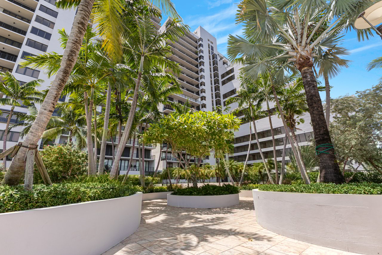 1000 Venetian Way 810