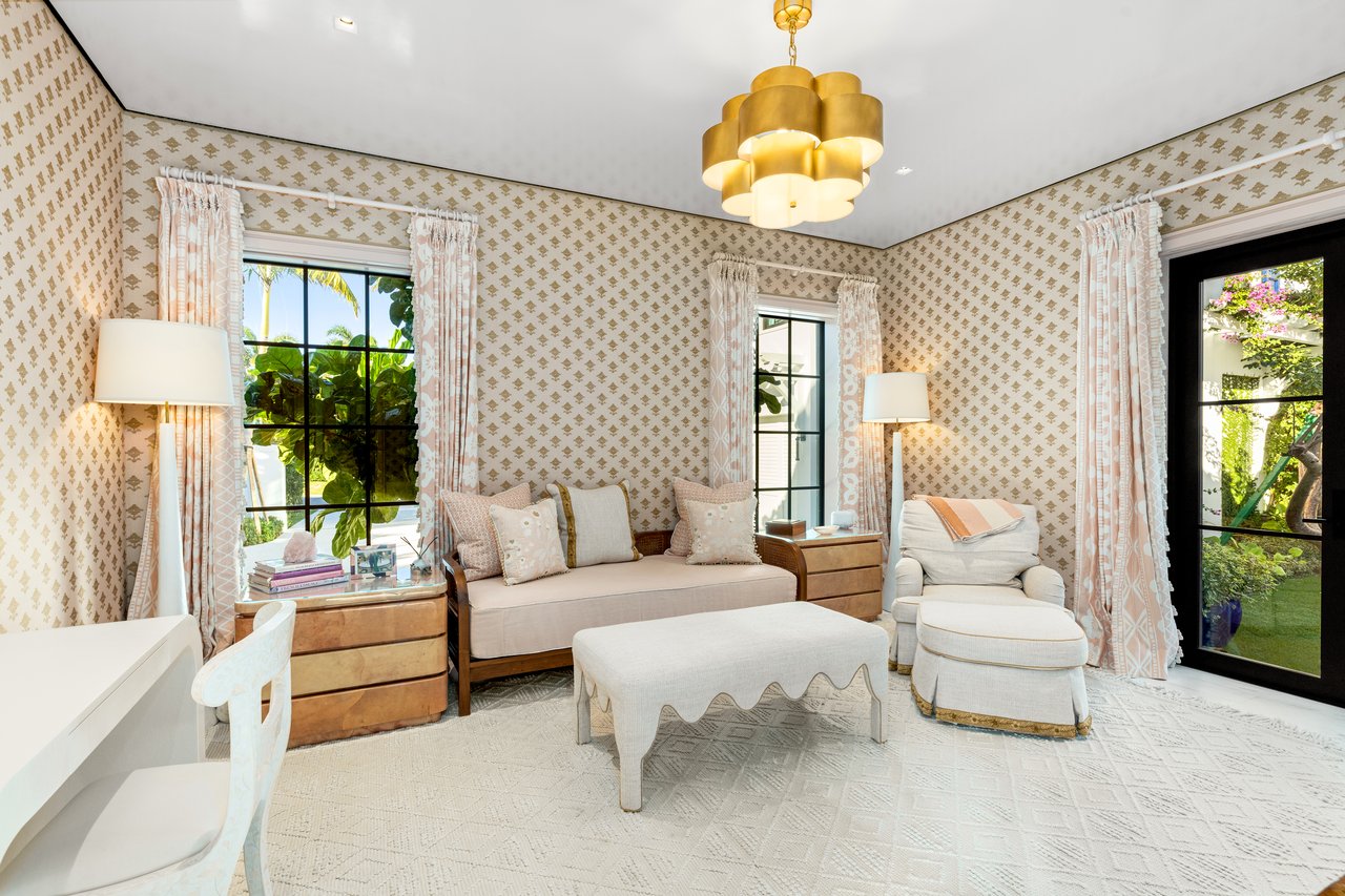 Dutch Colonial Direct Waterfront