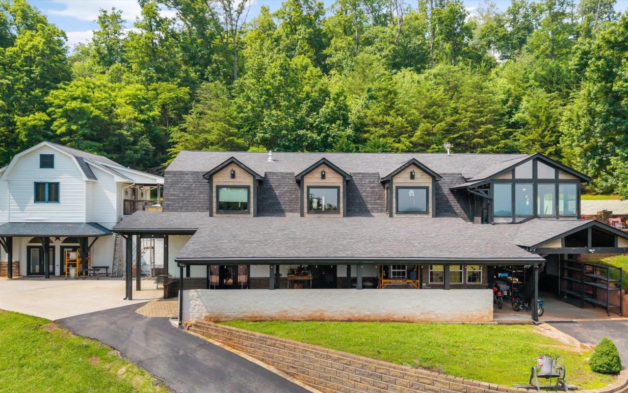 Wallace Luxury Spotlight | 7075 Sinking Creek Road Greenback, TN 37742