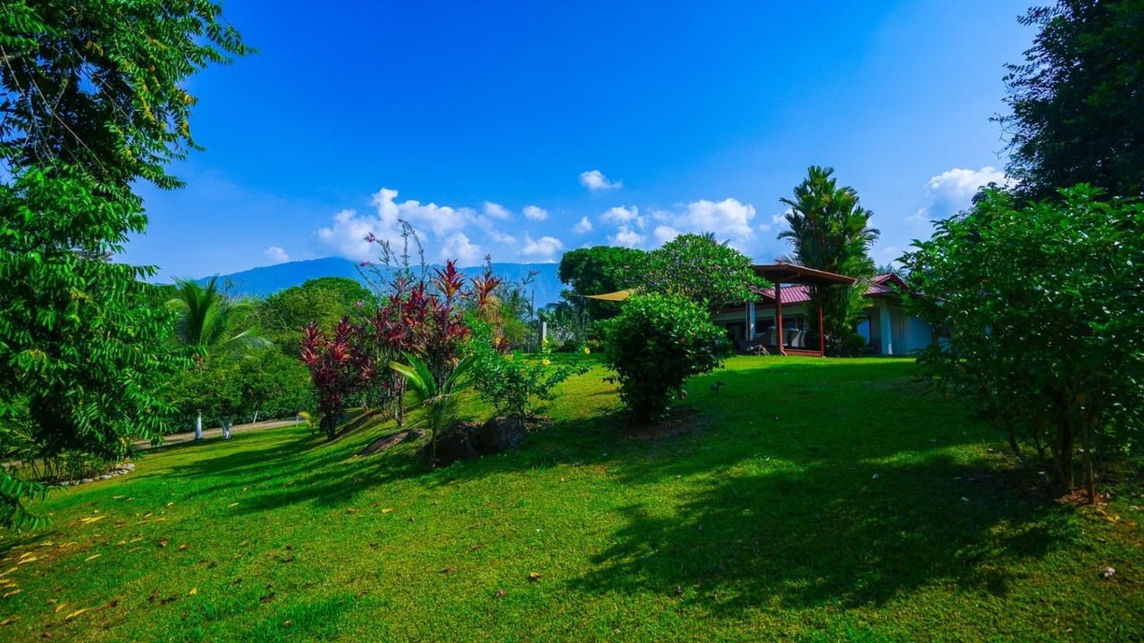 Stunning 2-Bedroom, 2-Bathroom Home with Pool on a Spacious Lot in Ojochal – Calle Papagayo