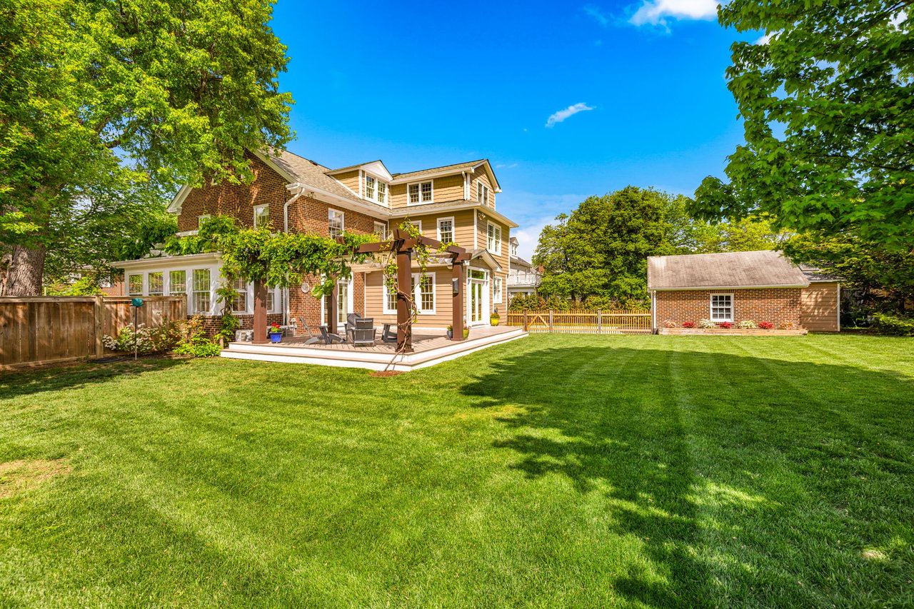 22 W OAK STREET
