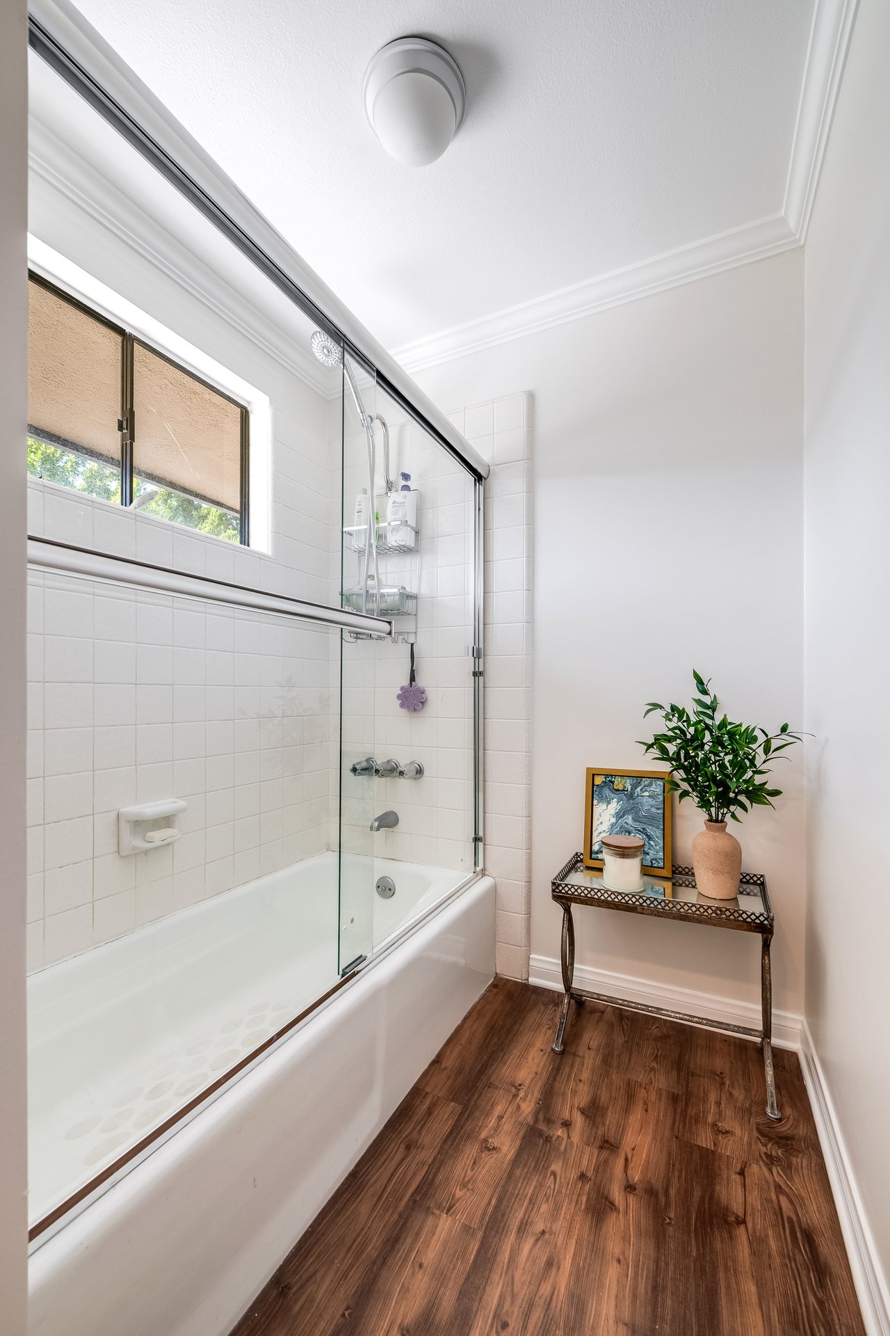 24417 Clipstone St, Woodland Hills 