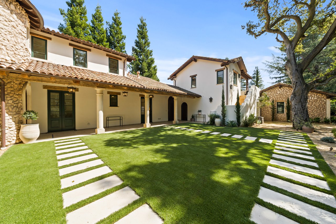 893 Laverne WAY
