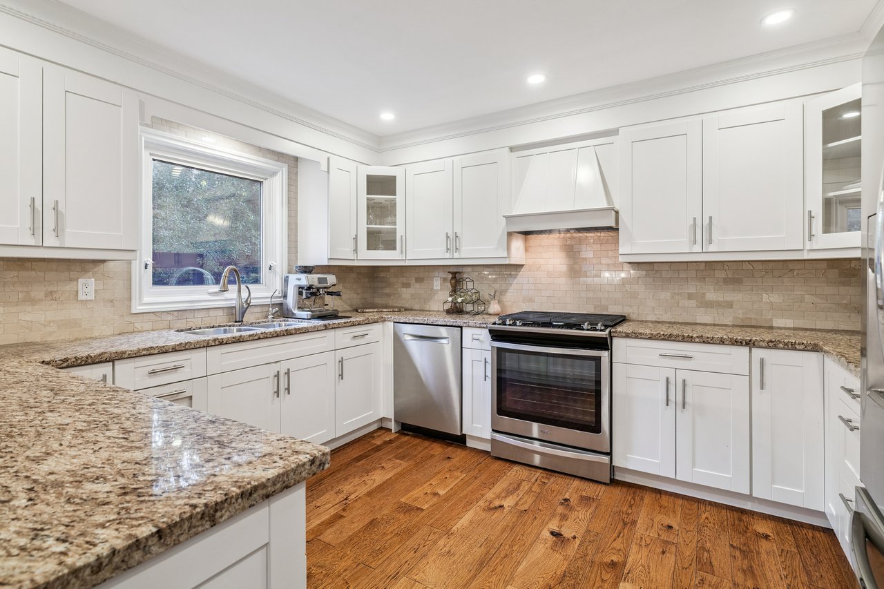 Impressive Home on Ravine Lot in Glen Abbey