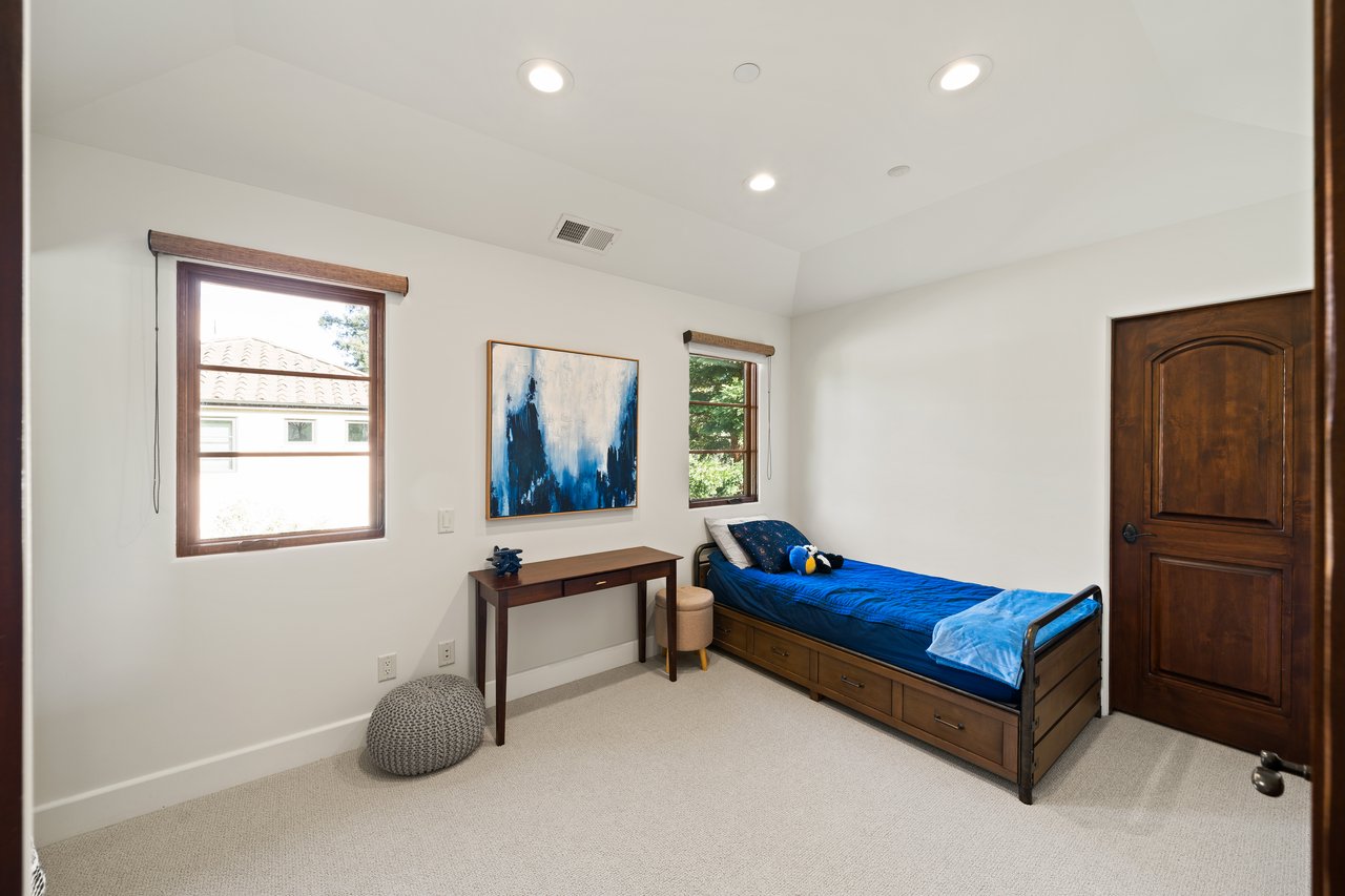 893 Laverne WAY
