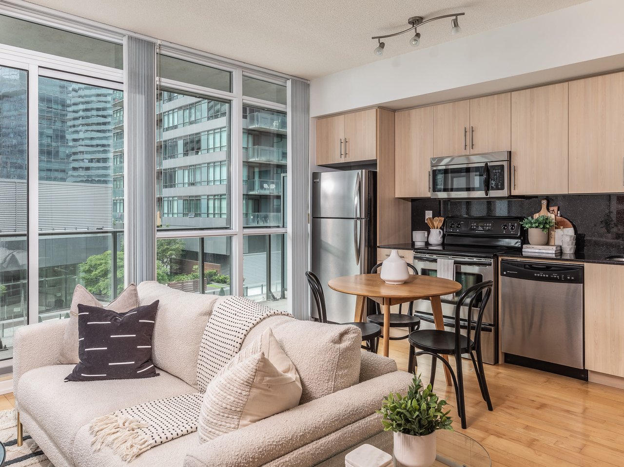 SOUTH SUITE IN MAPLE LEAF SQUARE