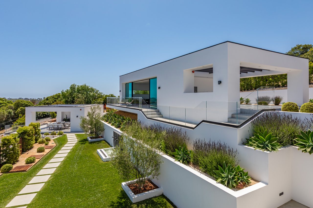 6156 Zumirez Dr