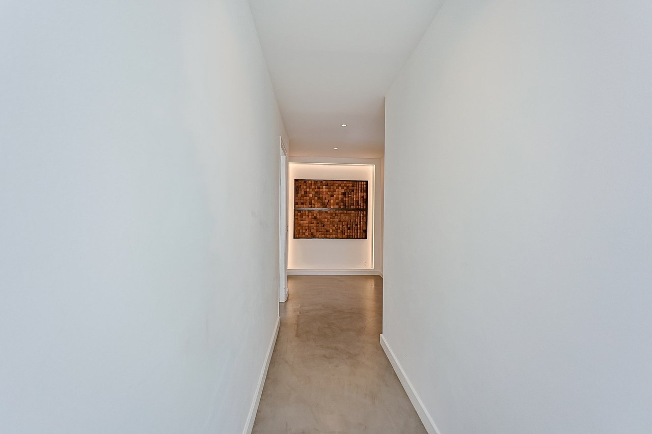 Stylish Renovated 5-Bedroom Villa with Pool in Monte Estoril’s Prestigious Avenida de Portugal