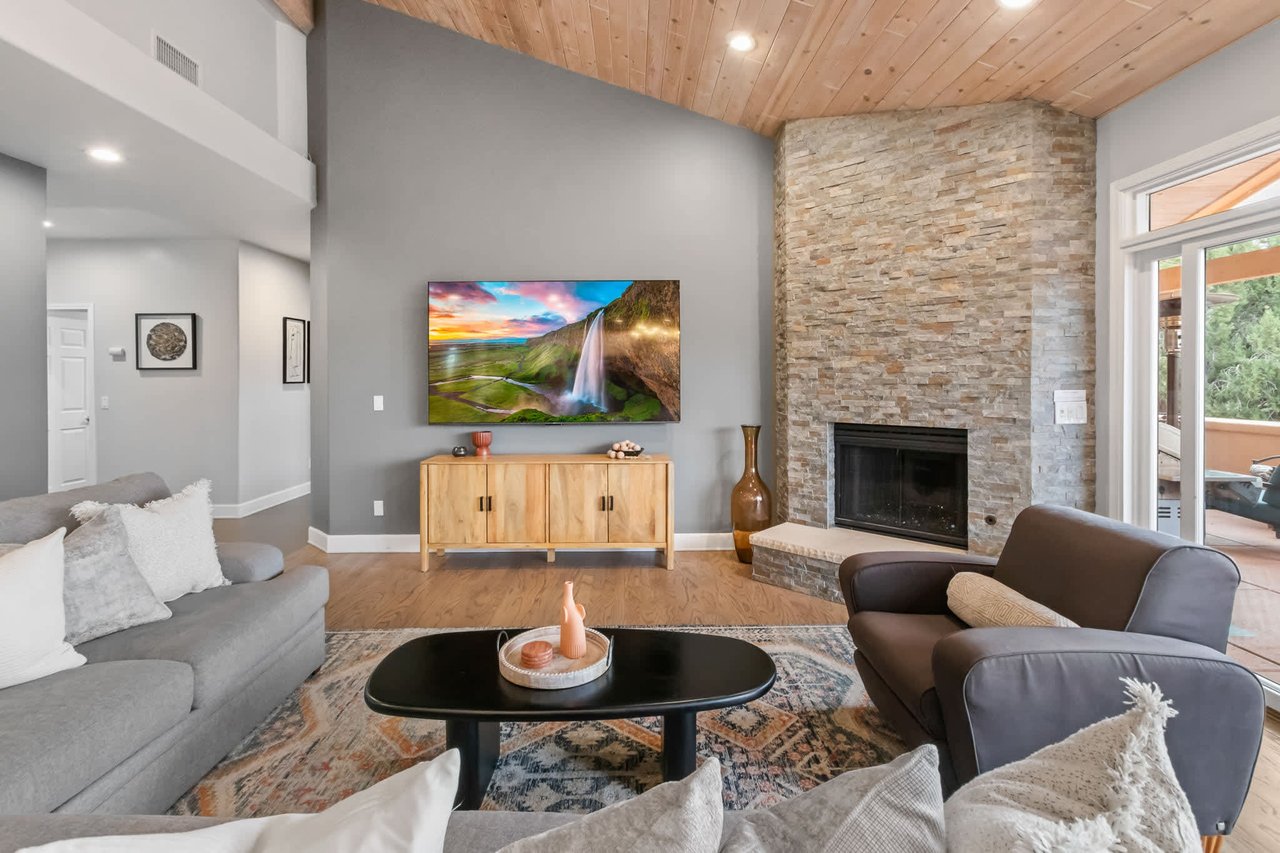 5 Bed, 3 Bath Uptown Sedona-Game Room-Sauna-Cold Plunge-Jacuzzi-Gym