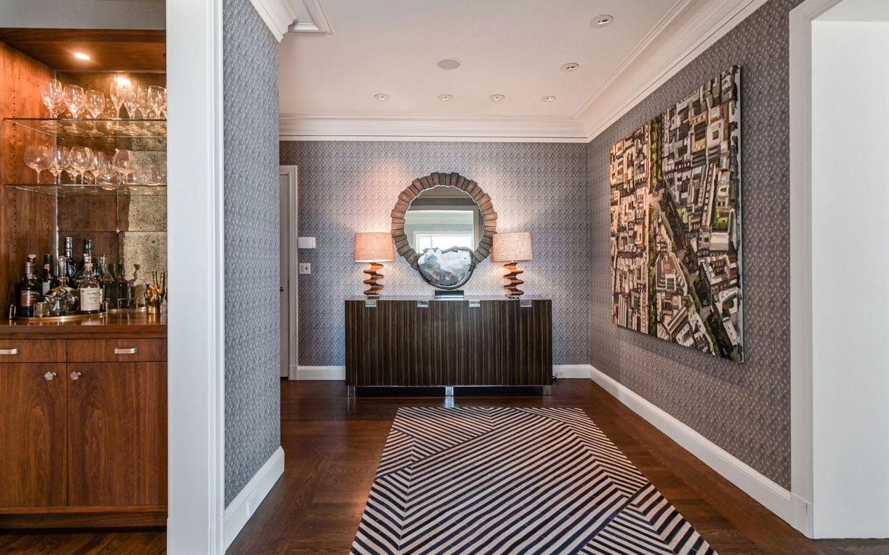  Prestigious Half Floor Apartment on Russian Hill