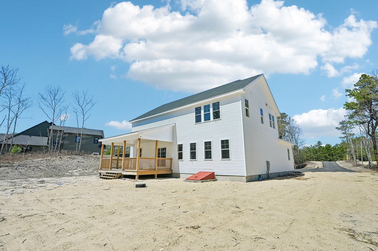 33 Seabiscuit Dr, Plymouth, MA 02360