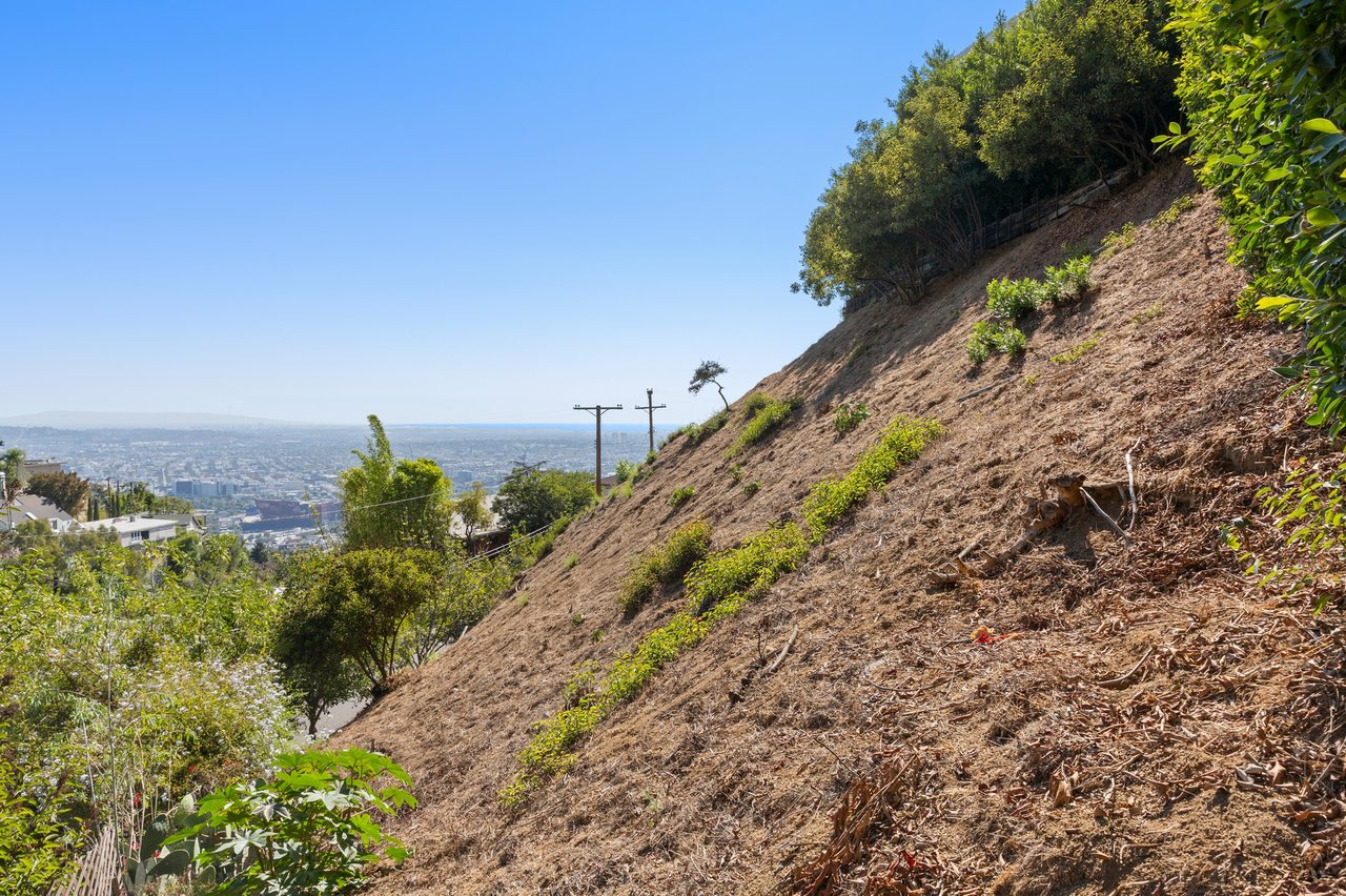 1722 Sunset Plaza Dr