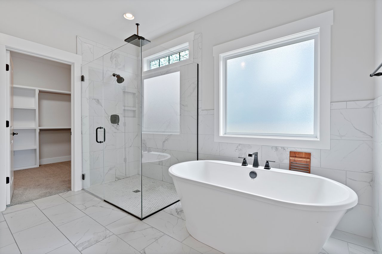 SPACE SPACE SPACE with a Luxury feel! Office AND Bonus Room!Office AND Bonus Room!
