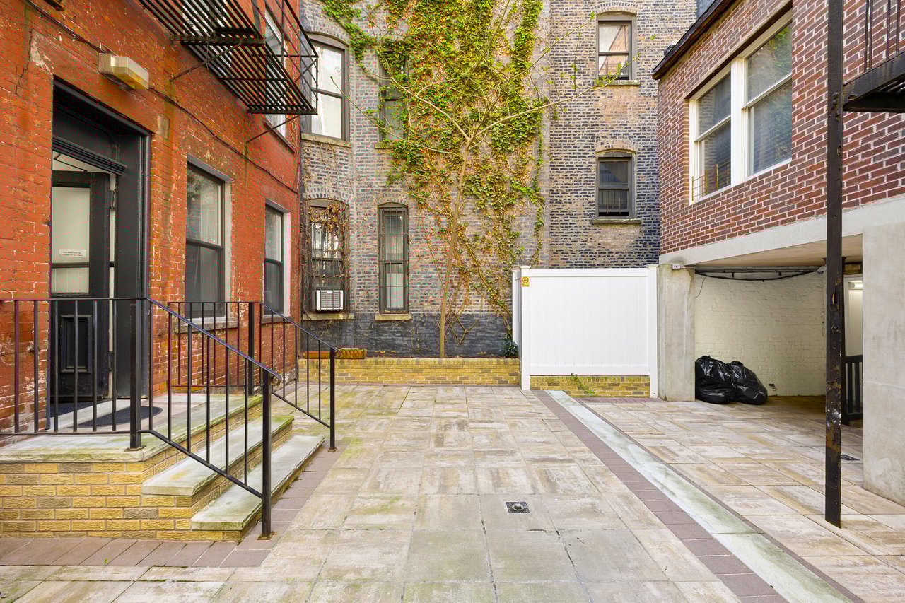 222 W 16th St - Building