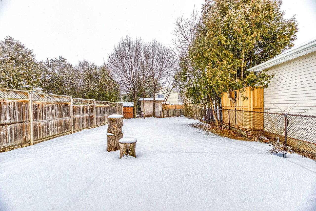 3042 Patrick Cres