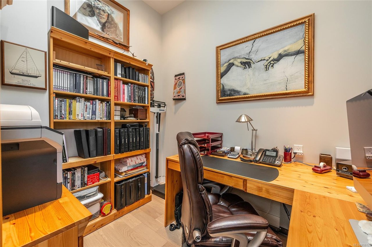 401-1765 Oak Bay Ave