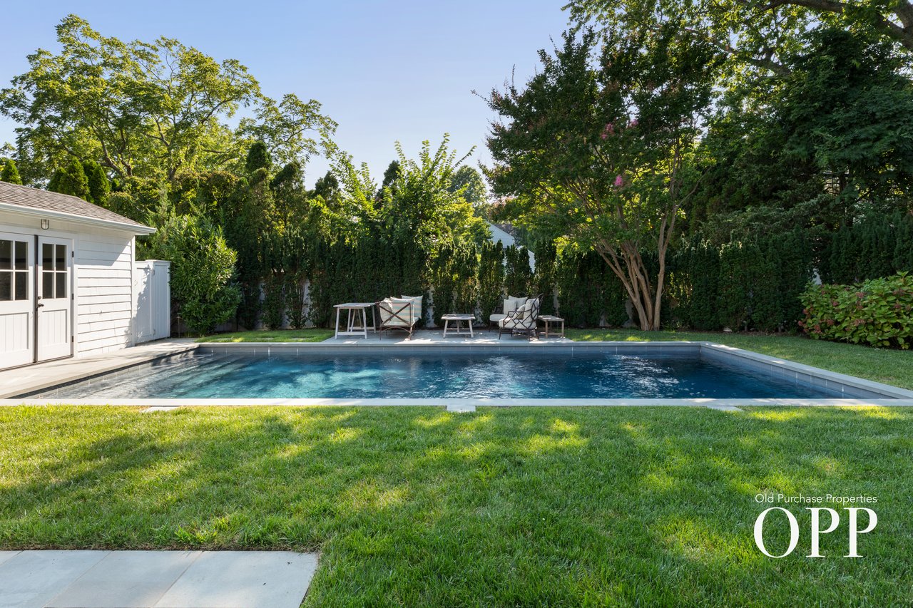 A REFINED BELLPORT RETREAT