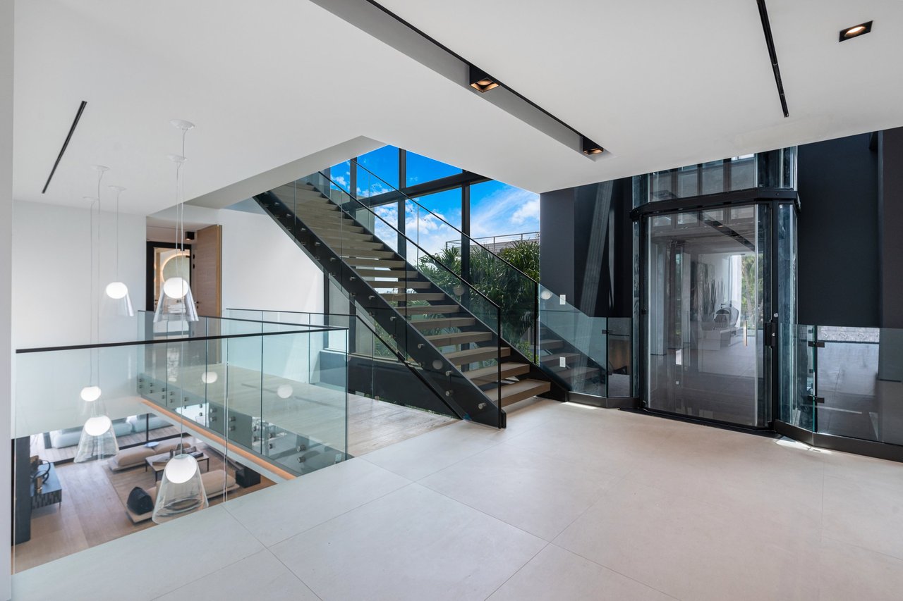February 2025 | Sabal Development, led by Pascal Nicolai, Finalizes $20.6 Million Sale of Exquisite Venetian Island Estate