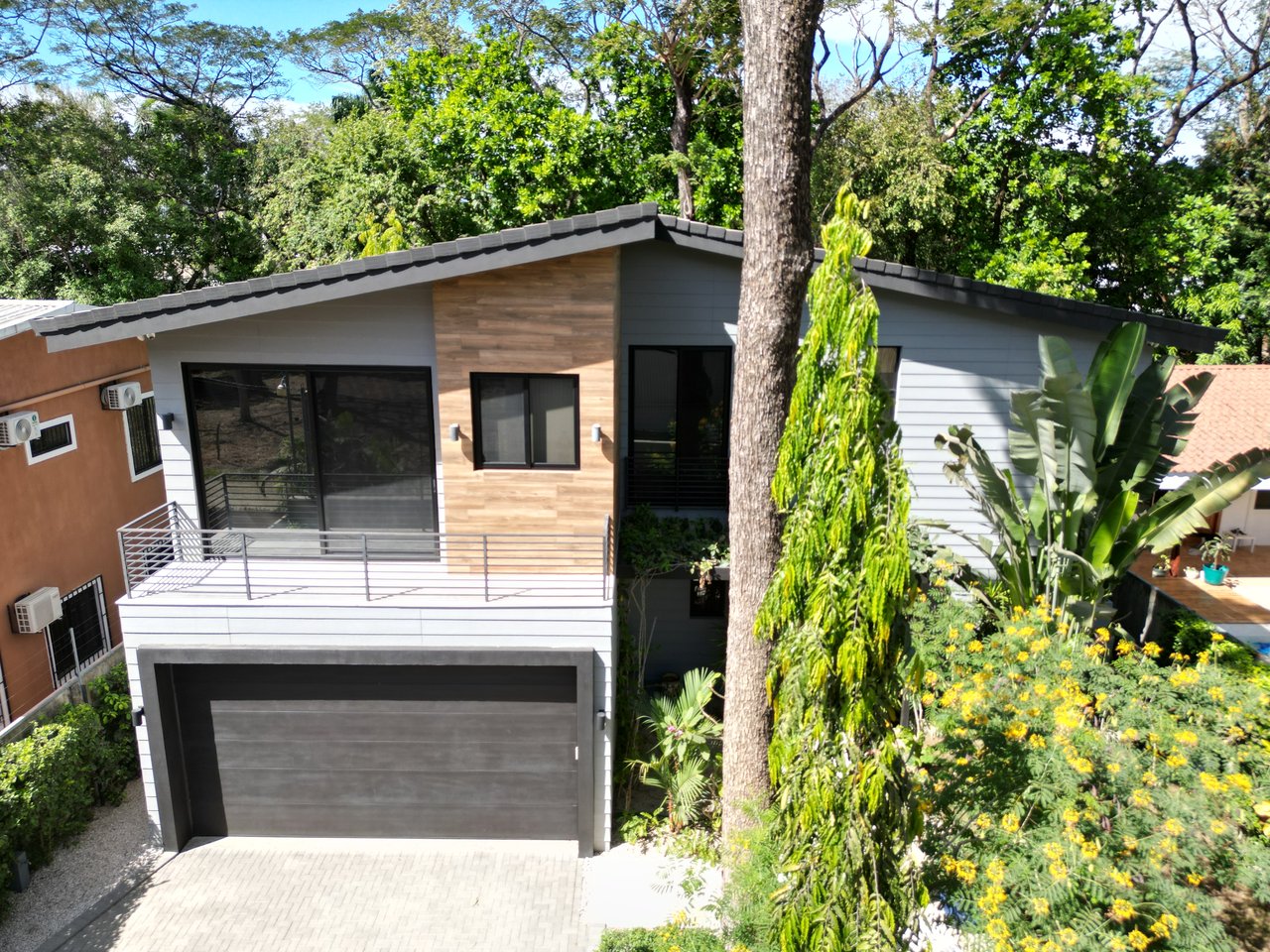 Casa Shangri-La: Modern Loft-Style Luxury in Playa Potrero!