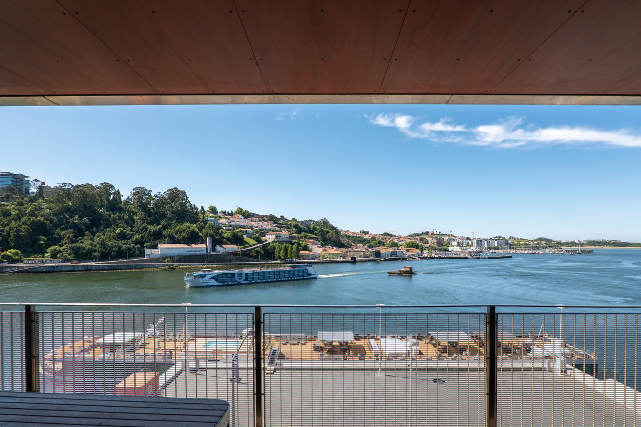Sophisticated Three-Bedroom Apartment in Porto