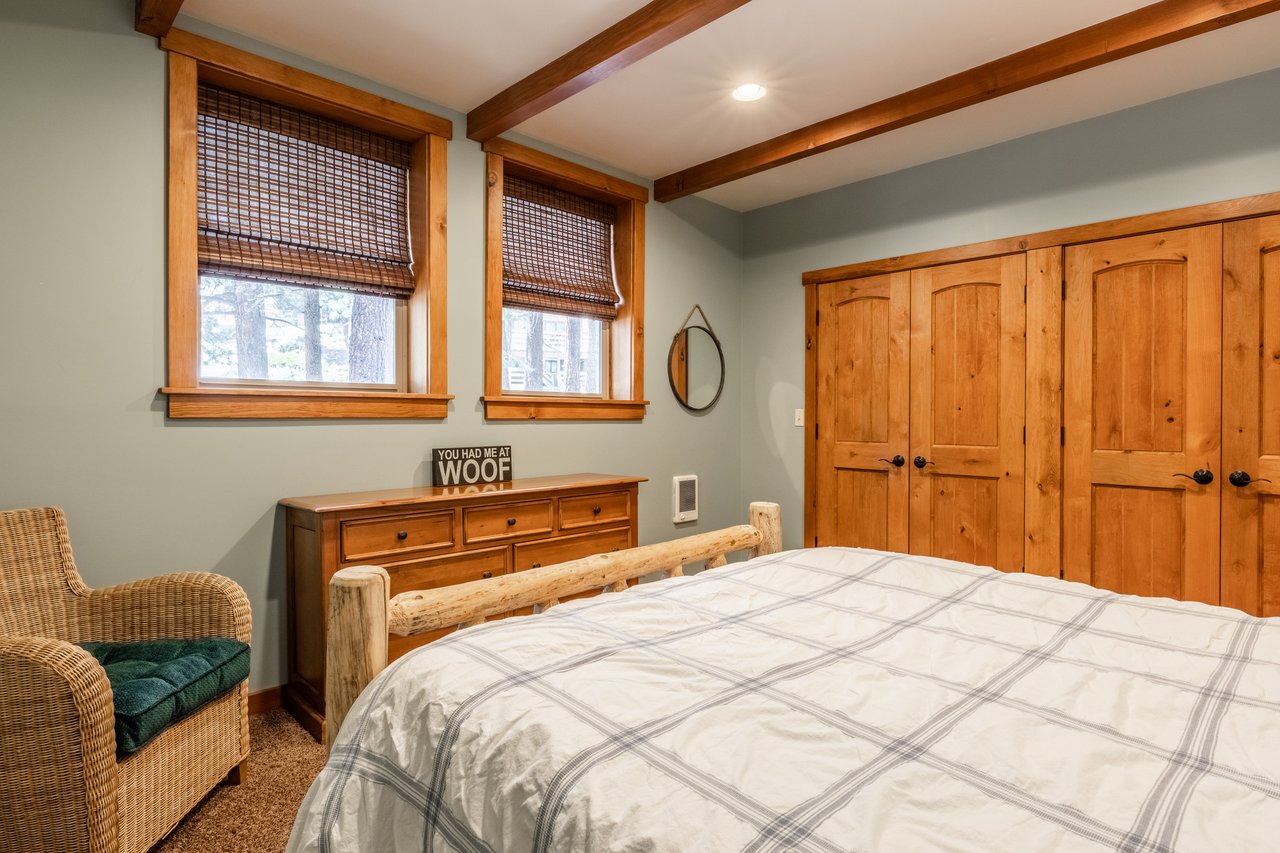 Private Cabin with hot tub, walk to village