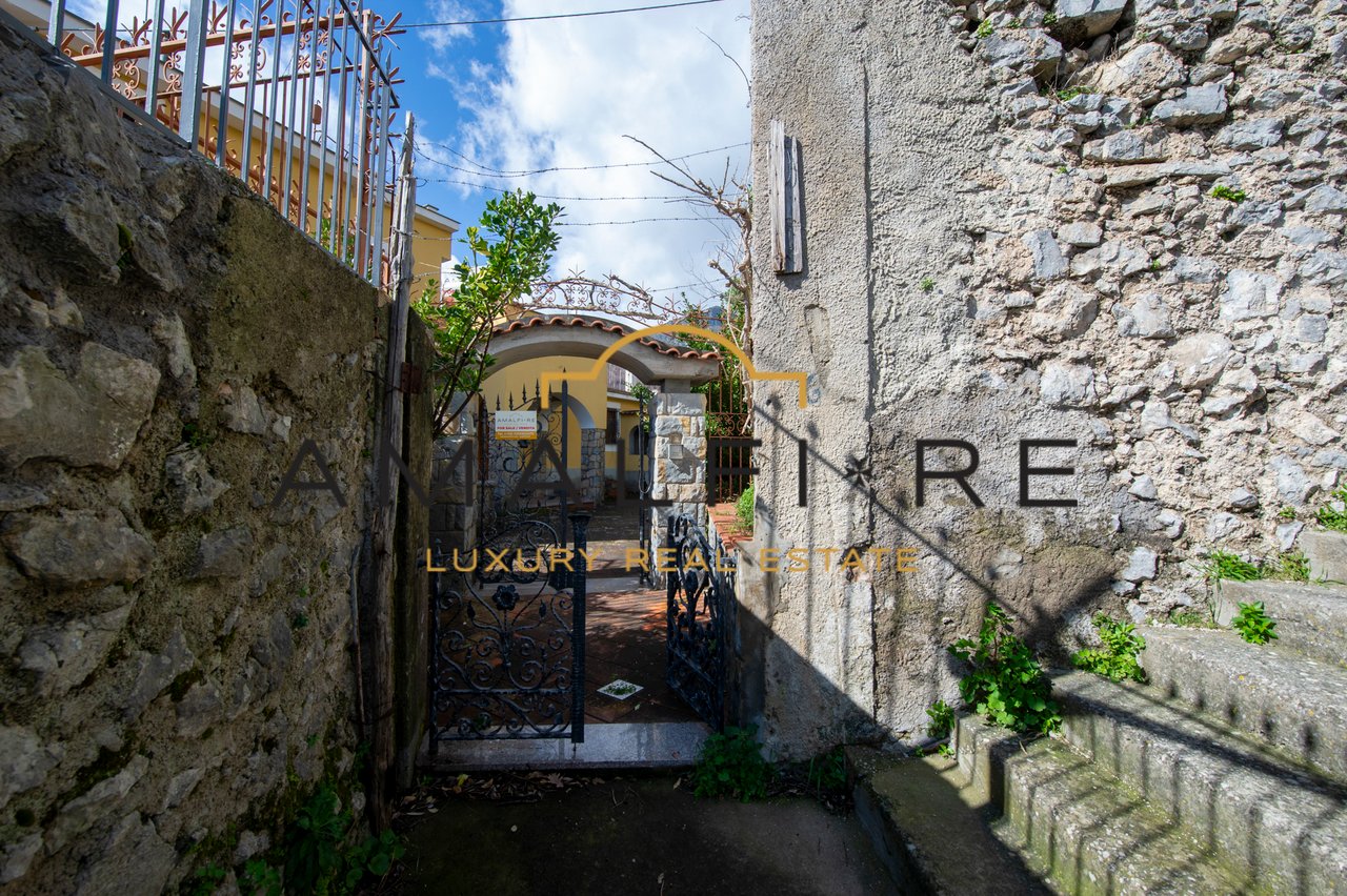 Villa With Garden and Two Outbuildings to Renovate in Minuta Di Scala