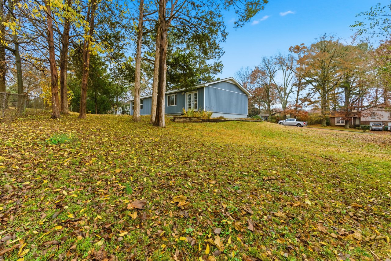 Charming Huntsville Home with Vaulted Ceilings & Patio