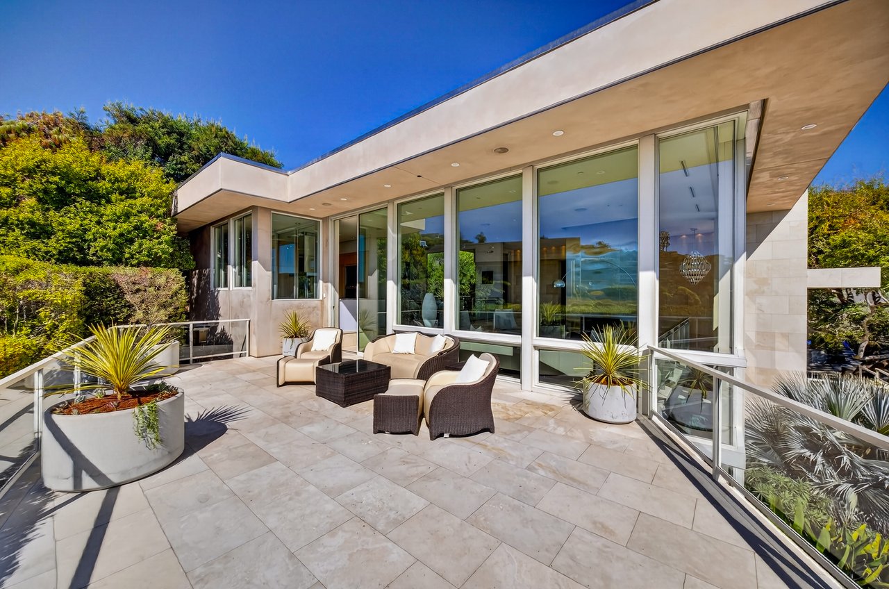 Dramatic Contemporary Architecture and Golden Gate Bridge Views