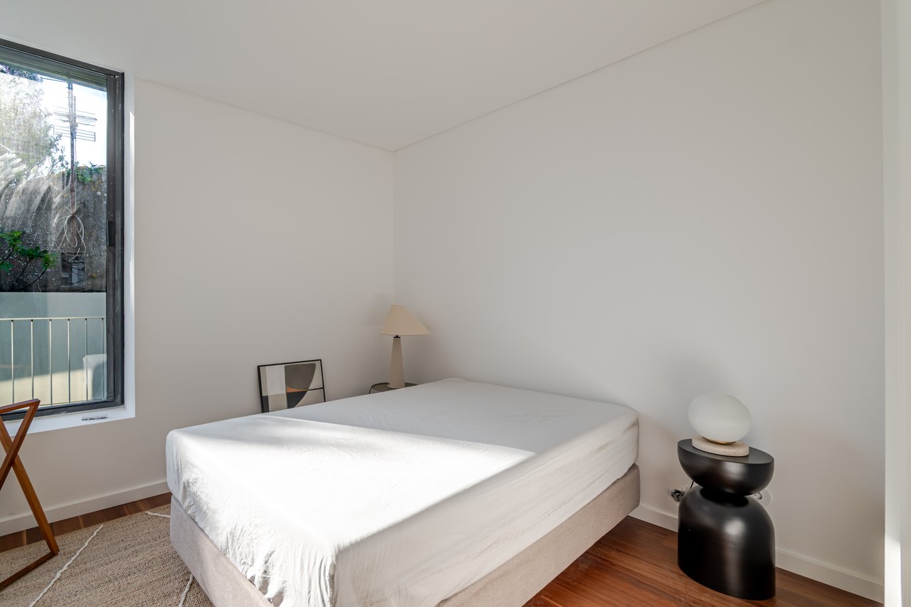 Modern 2-Bedroom Apartment with Expansive Private Terrace & Sort-term Rental (AL) License in Central Porto