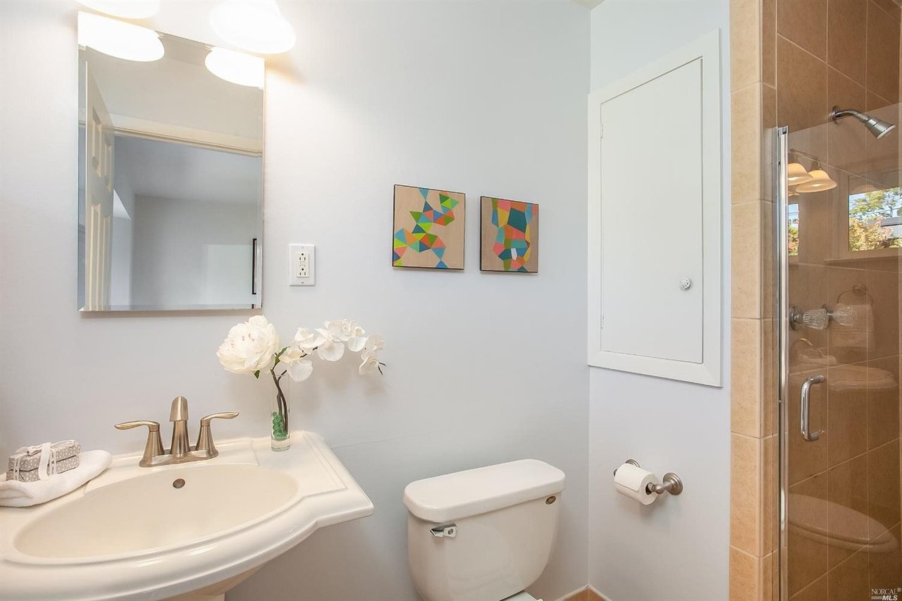 9 Crestwood Dr
