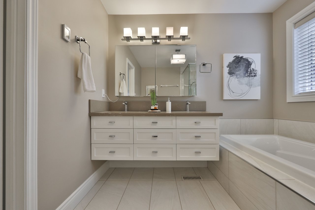 86 Forsythe Street, Oakville