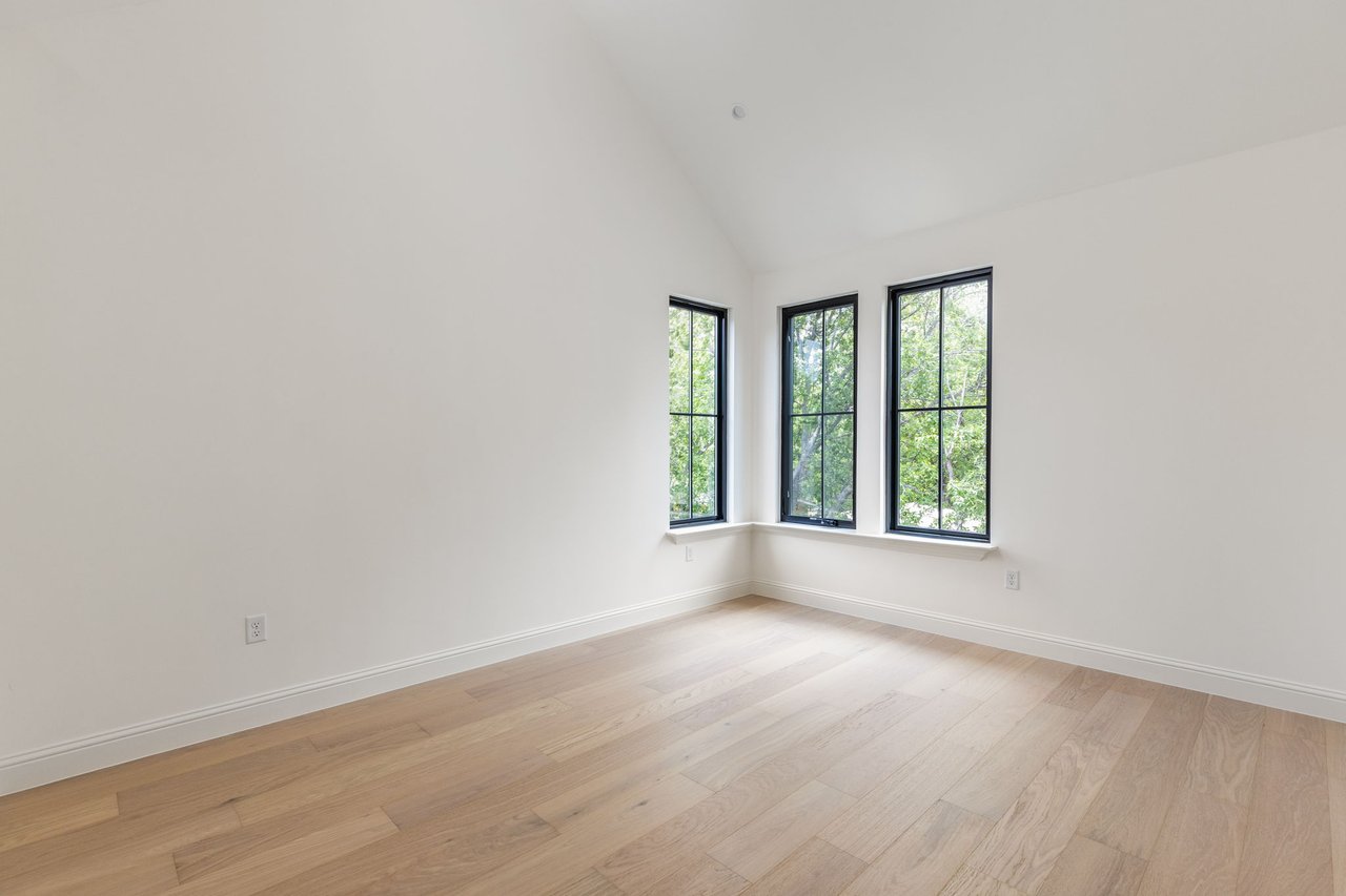 1208 Brentwood St