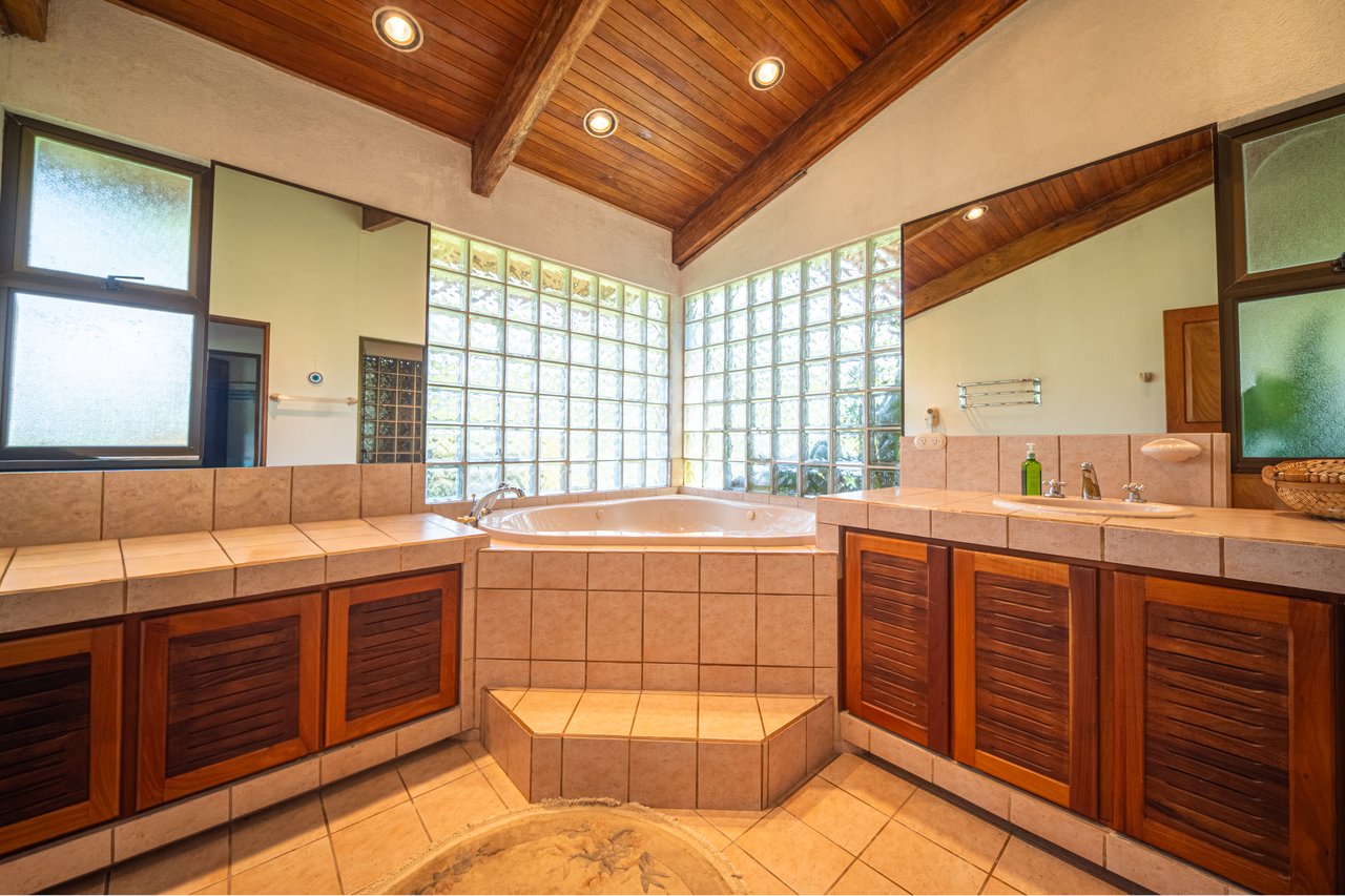 Rio Chiquito Ranch & Villas | 143-Hectare Ranch Estate with Villas, Forest & Full Infrastructure in Tilarán, Costa Rica