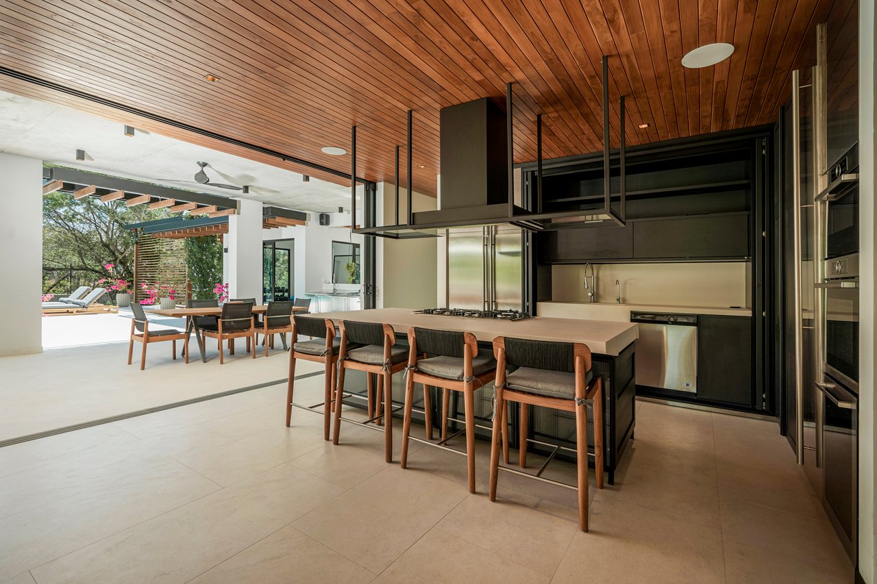 Villa Solana: Modern Luxury Steps from Playa Mansita in Hacienda Pinilla