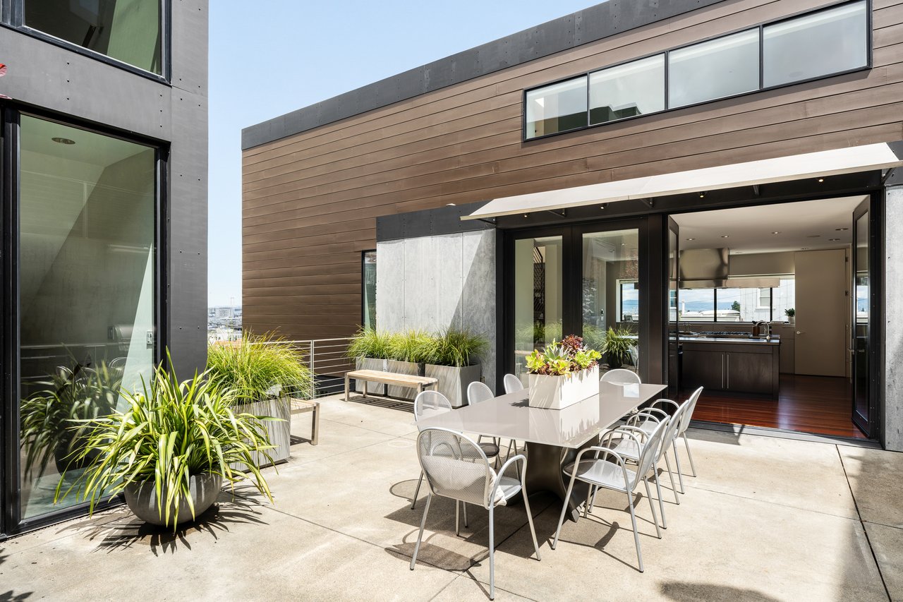 An Urban Compound for Life in Motion