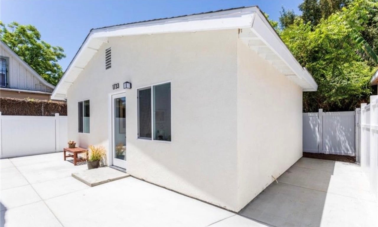 1731–1733 S New England St