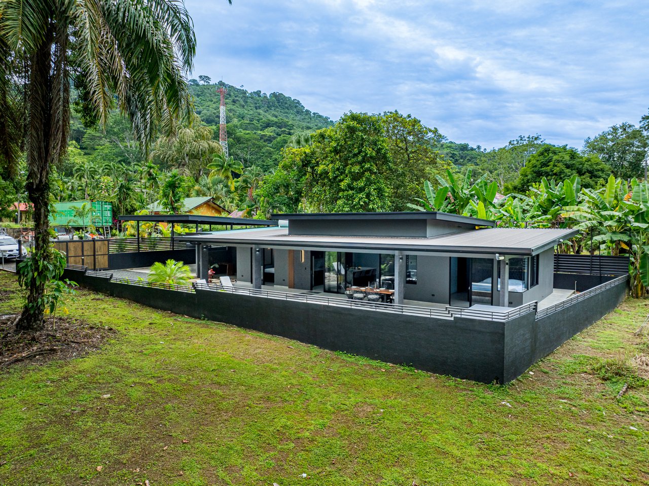 Gorgeous Brand New 3br Home close to Dominical with extra land.