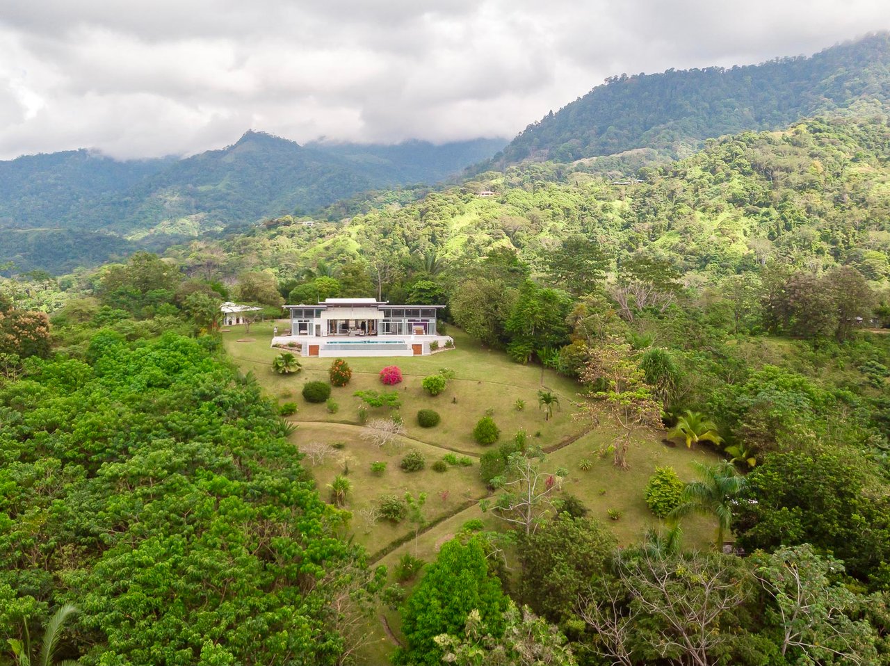 Bauhaus Modern Infinity Pool Home, Ojochal, Puntarenas