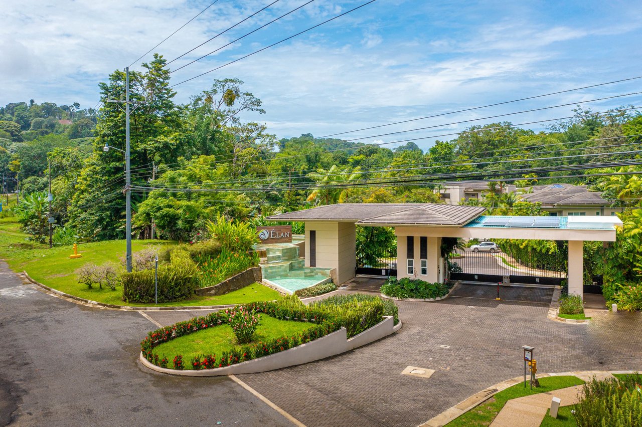 Penthouse at Elan, Beachfront, Quiet Corner Unit, Resort Style Pools!