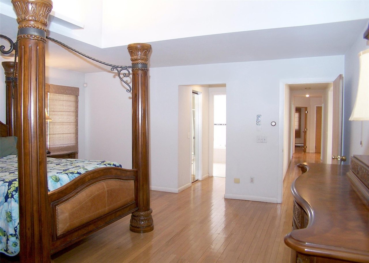 220 Bellport Ave