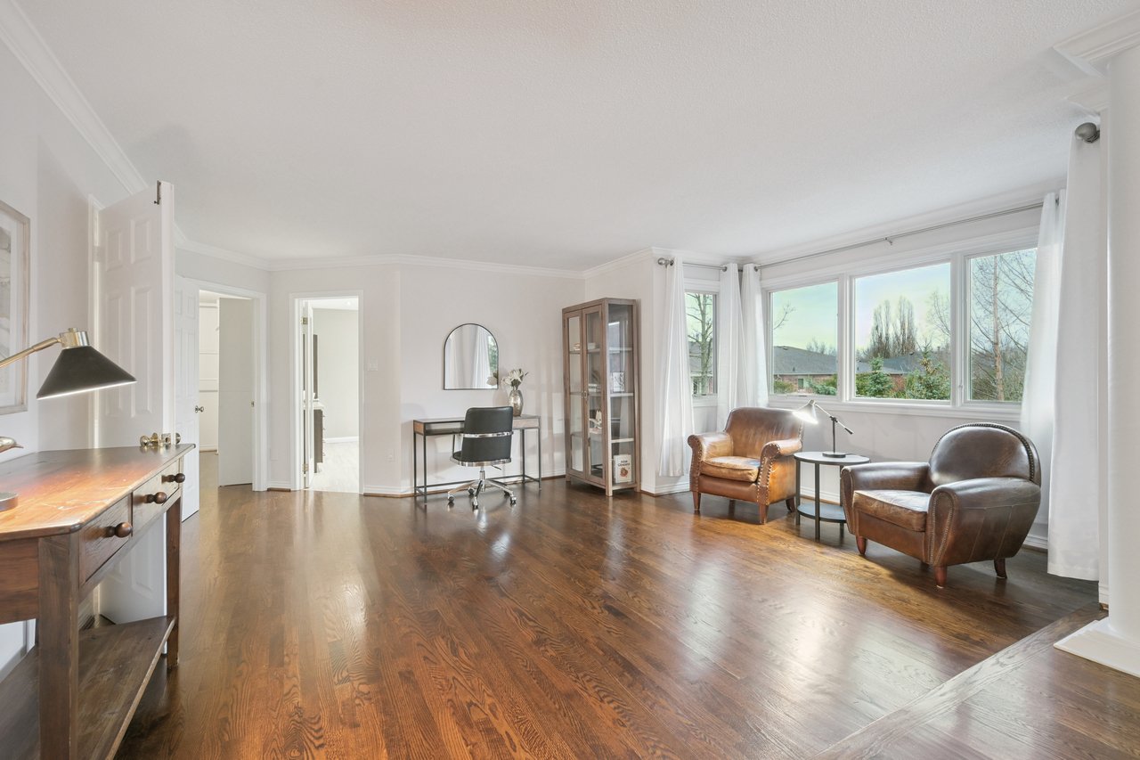 Prestigious Glen Abbey living with a backyard made for summer