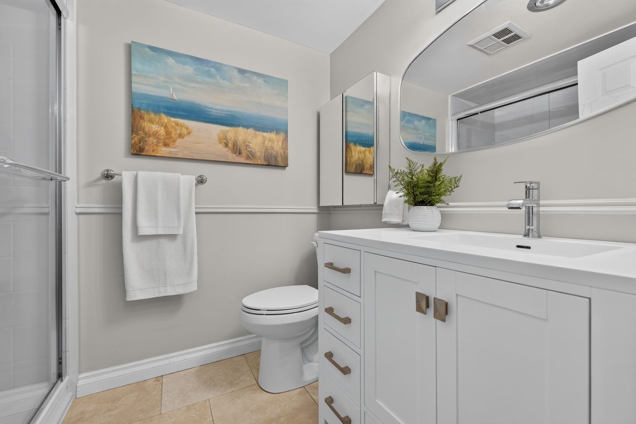 221 - 1001 Cedarglen Gate