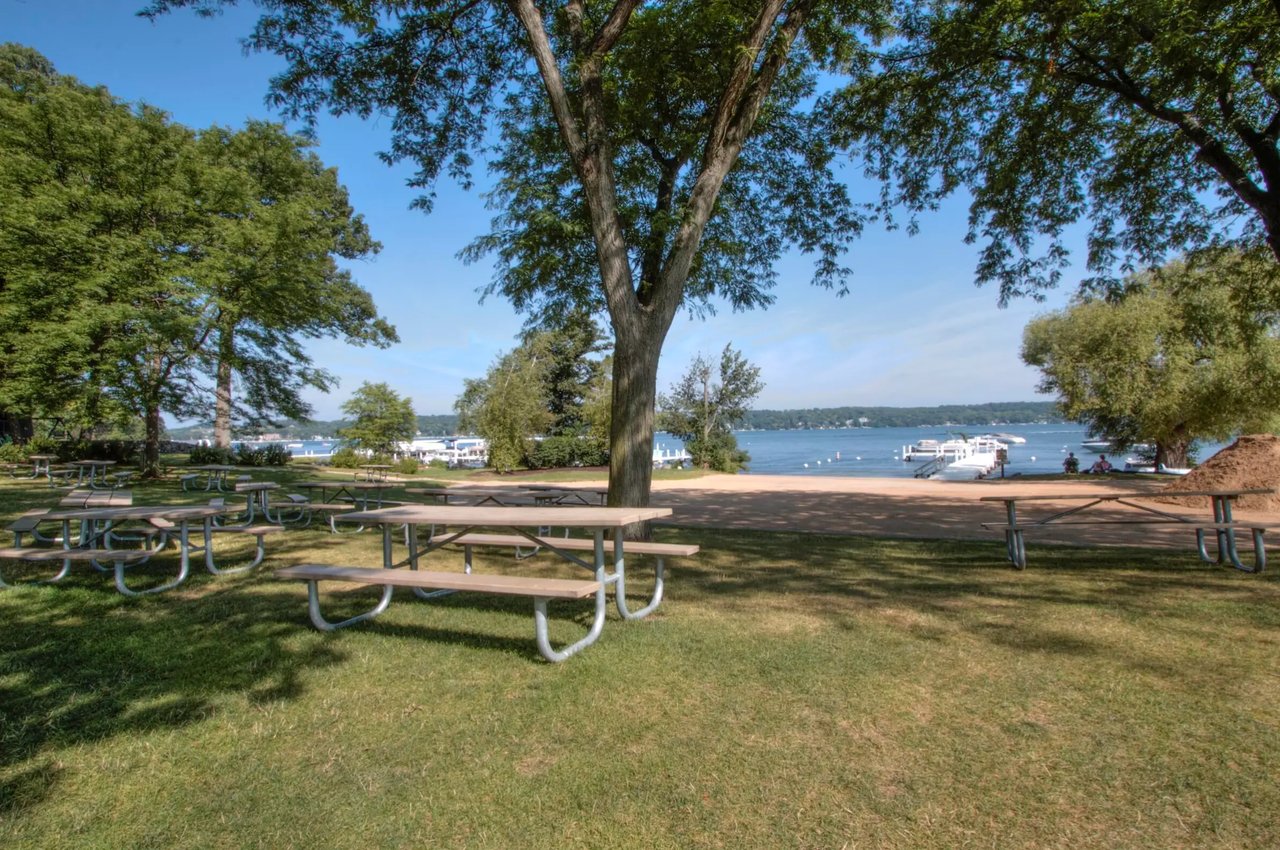 158 Abbey Springs Dr