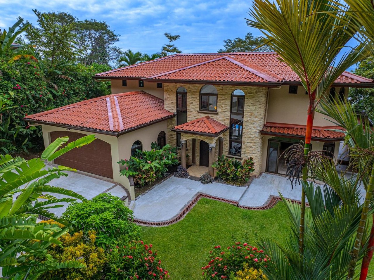Colonial Oceanfront Rental Estate, Dominical, Puntarenas