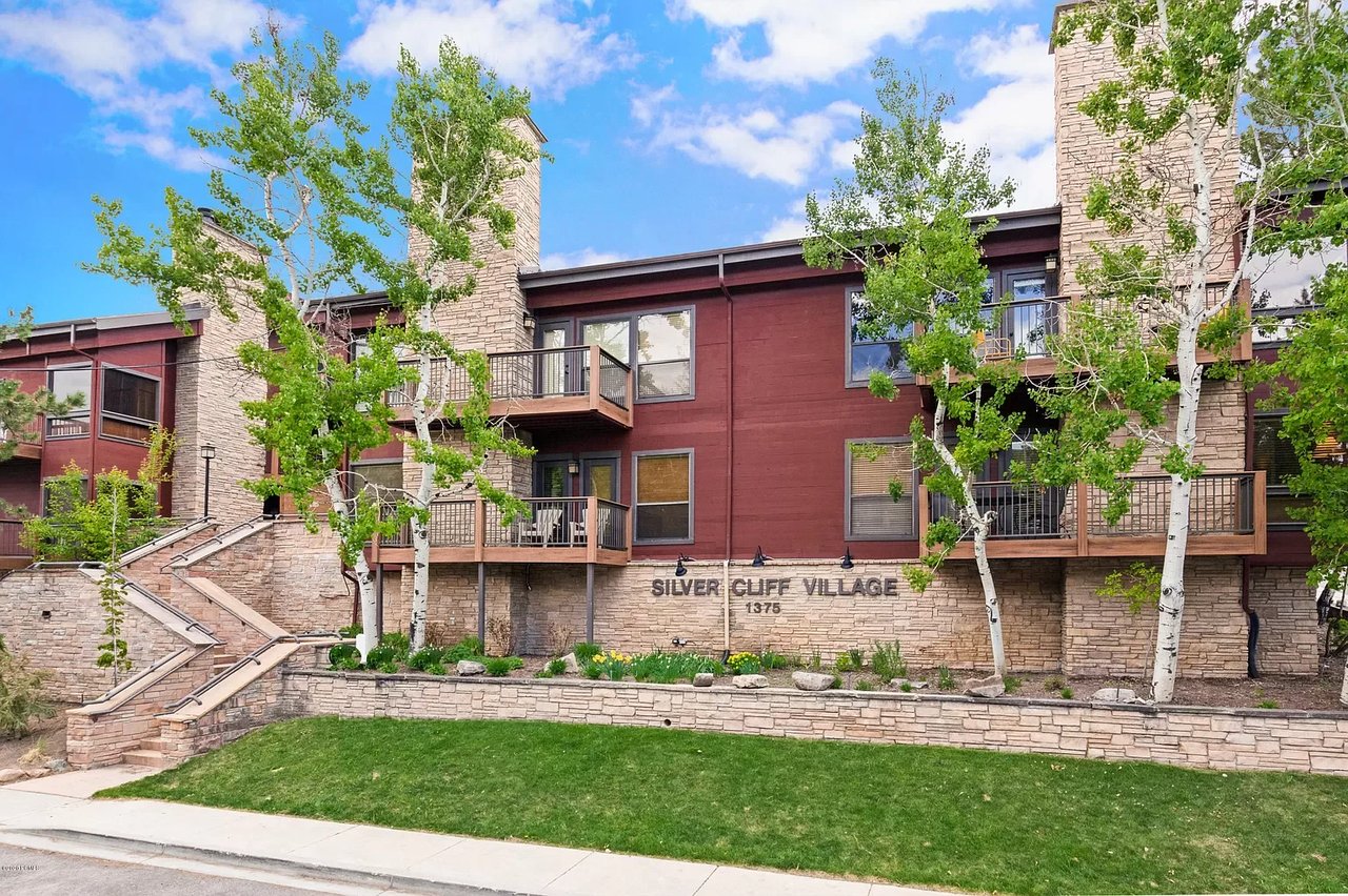 1375 Woodside Ave, #102