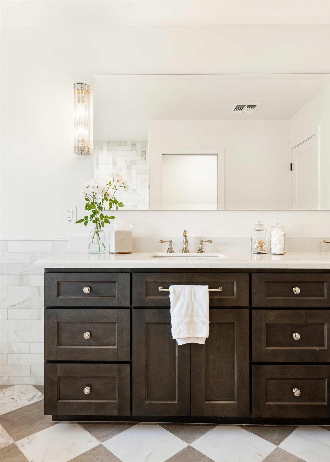 4835 E INDIANOLA Avenue