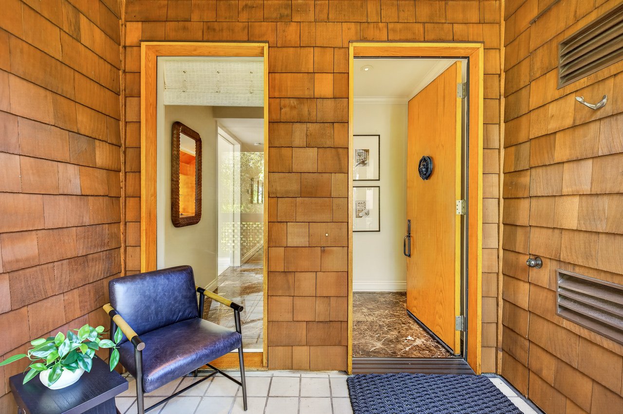 Luxurious End Unit in Point Tiburon
