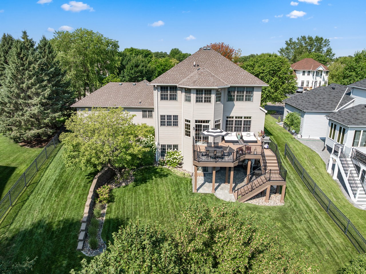 Walkout 2-Story Overlooking the Elm Creek Park Reserve
