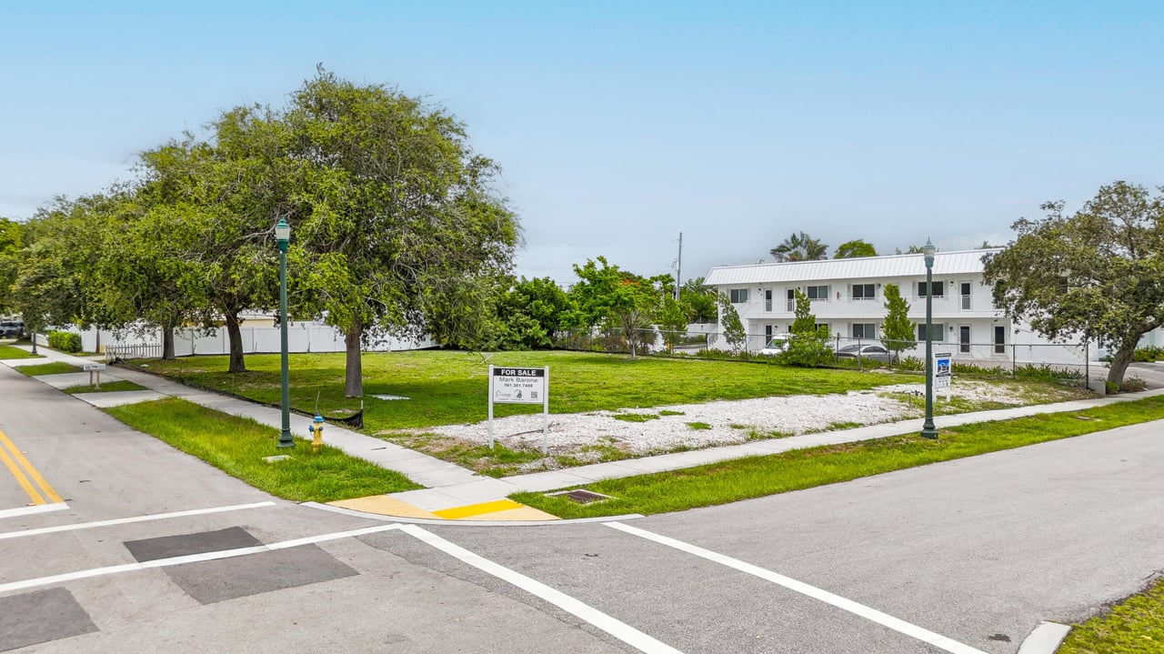 Corner street view of development lot at 248 SE 1st Ave, Delray Beach, zoned for 3 luxury townhomes in prime East Delray location.